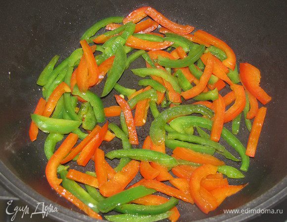 Ингредиенты подготовили, теперь приступаем к готовке. В большой сковороде разогреть 1 ст. л. масла и положить нарезанный перец. Жарить, часто помешивая, 4 минуты. Переложить в миску.