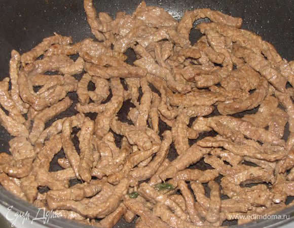 Оставшееся масло влить в сковороду, выложить мясо и жарить 8 минут до образования золотистой корочки. Добавить в миску к овощам.