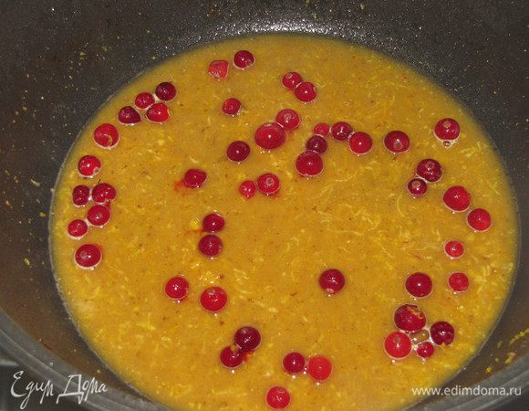 В сковороде смешать апельсиновый сок, цедру, имбирь, кукурузный крахмал, клюкву и прогреть 2-3 минуты.