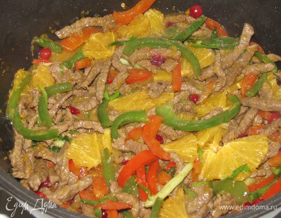 Затем вернуть в сковороду овощи и мясо, добавить нарезанный апельсин. Посолить, поперчить по вкусу и готовить, постоянно, помешивая 2 минуты.