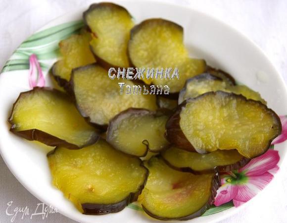 Даём снова закипеть и варим баклажаны в сиропе 10-15 минут. Мякоть должна стать «прозрачной». Если какие-то кружочки уже готовы, вынимаем, если какие-то нет, оставляем их довариваться.