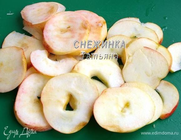 Яблоки моем, вытираем, нарезаем кружочками. У меня яблоки были свои с хорошей кожицей, поэтому я её не чистила, по желанию, можете её очистить. Из нарезанных яблок вырезаем сердцевину – семенное гнездо. Сбрызгиваем яблоки соком лимона.