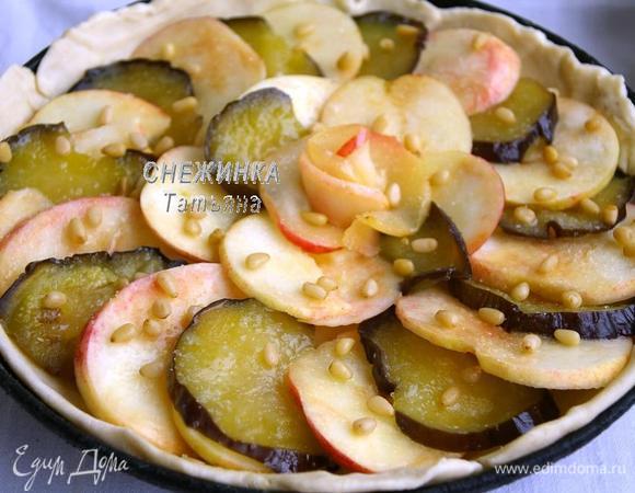 Растапливаем сливочное масло и смазываем им верх пирога. Посыпаем столовой ложкой сахара и кедровыми орехами. 