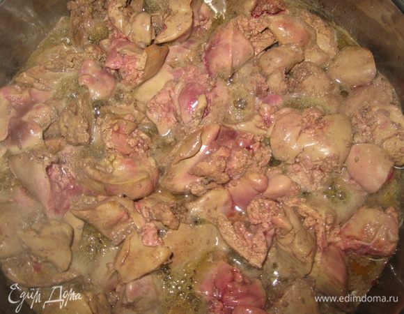 Куриную печень разбираем и сушим на полотенце. Жарим на уже горячем оливковом масле 15-20 минут. Помешивая.