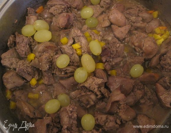 Потом в сковроду с печенкой добавляем порезаный перец и зеленый виноград киш-миш. Мешаем. Жарим 5 минут. Выключаем и под закрытой крышкой пусть постоит еще 5 минут.