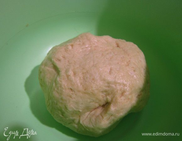 Порубить сливочное масло с мукой, добавить сметану, соль, соду, гашеную уксусом. Замесить тесто, собрать его в шар и убрать в холодильник на 30 минут.