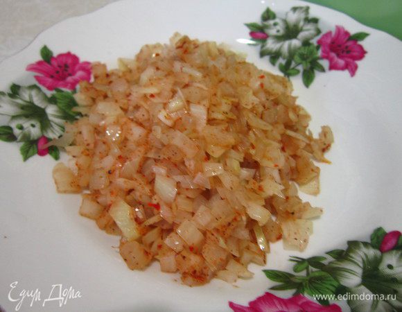 Лук очистить, нарезать кубиками, обжарить с добавлением смеси перцев.