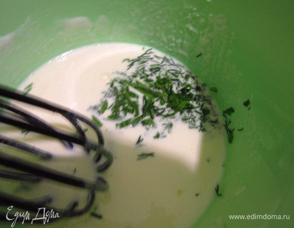 Взбить яйца, добавить сметану, соль, измельченную зелень.