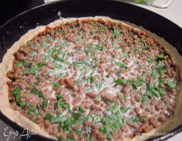 Сверху на лук выложить печень и залить яично-сметанной смесью. Выпекать в хорошо разогретой духовке при t 180°С, в зависимости от особенностей духовки, 40-50 минут.