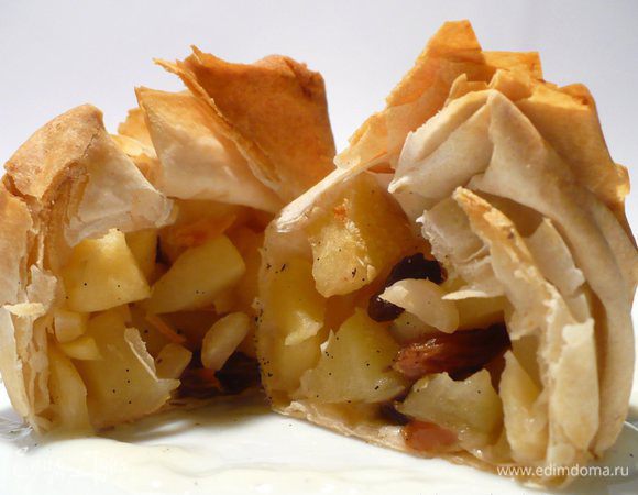 Достать мини-штрудели из духовки и подавать либо с ванильным мороженым, либо с ванильным соусом. Для постящихся: нет ничего невозможного! Замените молоко соевым молоком при приготовлении соуса или сразу возьмите соевый ванильный десерт или соевое ванильное мороженое! 