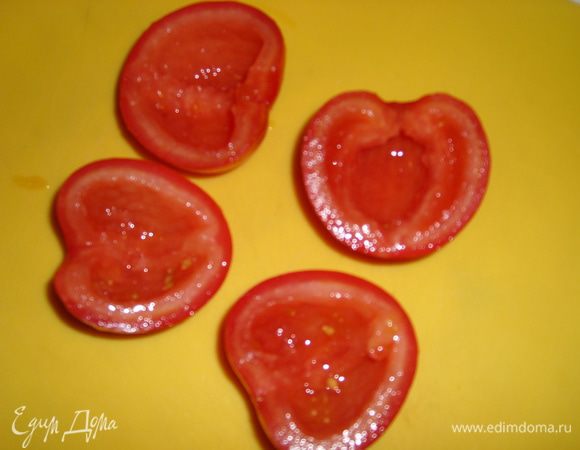 Помидоры разрезать вдоль и чайной ложкой вынуть сердцевину.