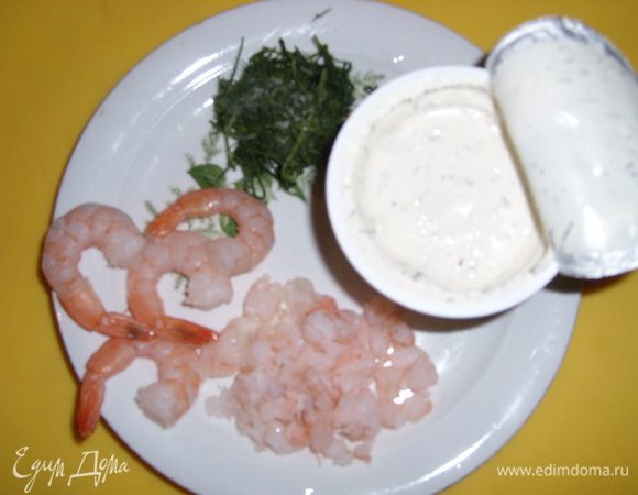 Креветки почистить, мелко порубить, добавить укроп, натёртый сыр, грецкий орех (порубить ножом), сметану, горчицу и соевый соус. Тщательно перемешать.