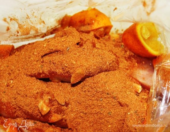 Смешать вместе все приправы и соль (можно взять готовую смесь для курицы или мяса), я использовала набор сухих приправ, в который входит сладкий красный перец, порошок карри, перец чили и кориандр. Присыпать куриную грудку смесью приправ.