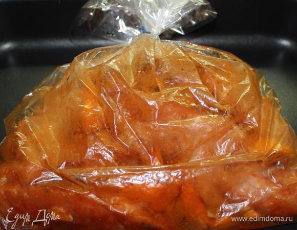 Плотно закрыть пакет, использовав специальные зажимы или веревку, несколько раз встряхнуть пакет, чтобы приправа и сок апельсина обволокли все куриные кусочки. Расположить заполненный пакет в форму для запекания, сделать два прокола сверху и поставить в духовой шкаф, предварительно разогретый до 180°С. Если пользуетесь пакетом для запекания, очень важно помнить, что пакет не должен касаться стенок горячего шкафа и нельзя запекать при очень высокой температуре и (смотрите инструкцию по применению, которая имеется на упаковке пакета). Запекать минут 40-50.