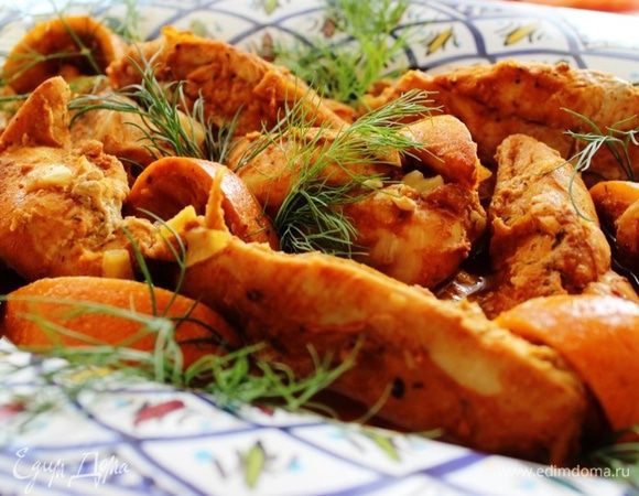 Достать готовые грудки из пакета, выложить в сервировочное блюдо и залить соком, образовавшимся внутри пакета при запекании. Блюдо готово - вкусное, ароматное и очень сочное! Приятного аппетита!