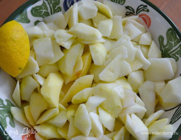 Яблоки помыть, очистить от кожуры и нарезать произвольно небольшими кусочками. Смочить соком половины лимона.