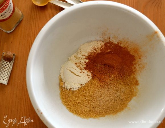 Смешать все остальные ингредиенты для начинки: 1 ст. л. муки, 3 ст. л. сахара, специи.