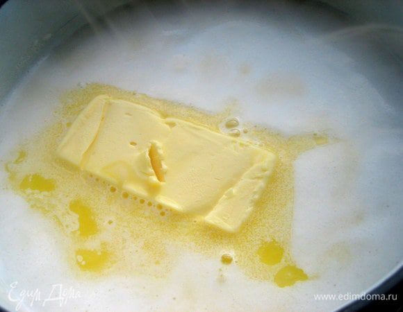 Ставим вариться рис в молоке с сахаром, солью и маслом. Сразу скажу, что сахар уменьшила наполовину! Стручков ванили не было, добавила обычный ванильный сахар около чайной ложки.