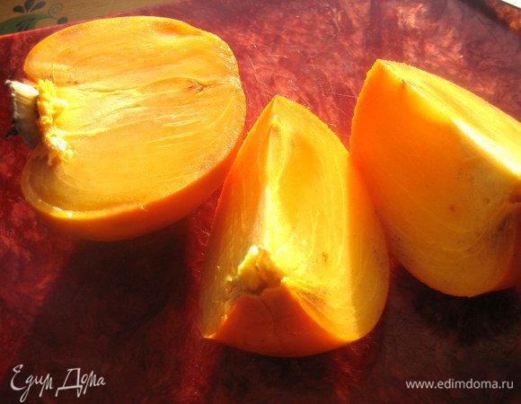 Теперь фишка от Джейми...карамелизированные фрукты. У меня сейчас хурма по подоконнику дозревает..,выбираем спелую,но не перезрелую.