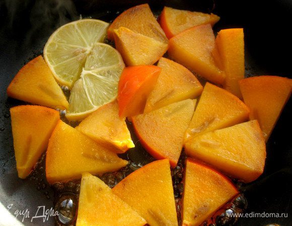 Выкладываем одним слоем кусочки и не переворачиваем, пока не потемнеют слегка.