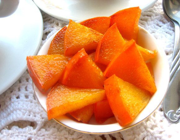 Можно хурму выложить на пудинг или просто рядом подать.