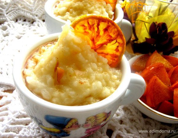 Карамель на сковороде я разбавила слегка водичкой, перемешала и полила этим сладким составом наши пудинги.