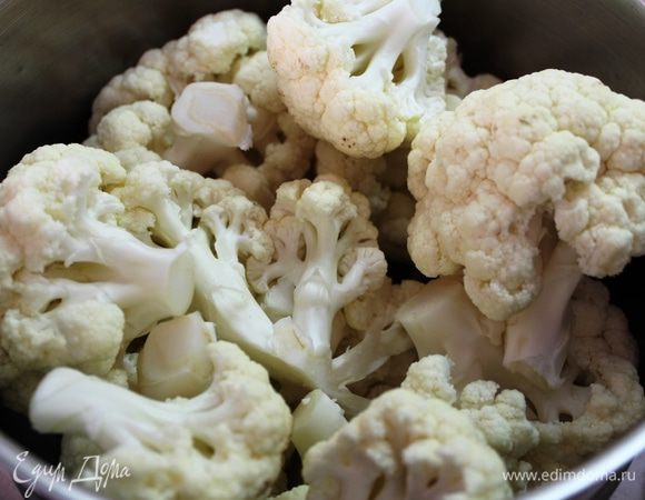 Капусту разделить на соцветия и уложить в кастрюлю.