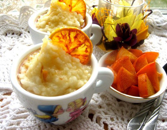 Всё! Можно подавать в тёплом виде. Не думайте, что весь пудинг уместился в этих чашках, в кастрюльке его ещё много осталось)))