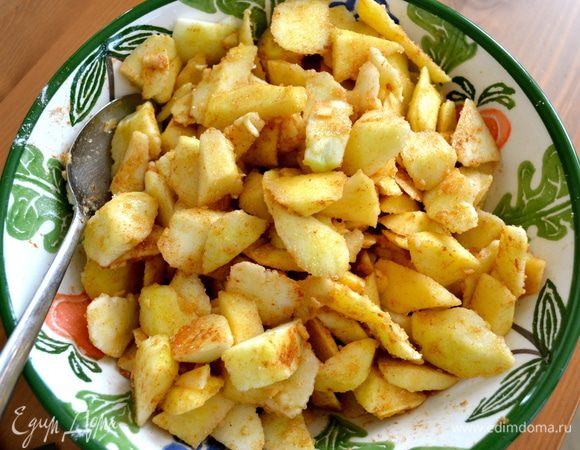 Добавить смесь из сухих ингредиентов к яблокам и как следует перемешать.  