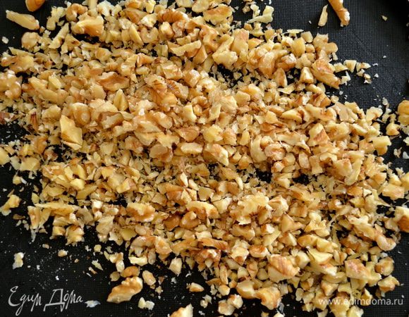 Орехи (лучше всего миндаль, но можно смело заменить на грецкие или пекан; в моем случае - грецкие) порубить...