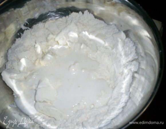 Маргарин (берем сливочный, хорошего качества, можете заменить его маслом) растираем с мукой, добавляем кефир...