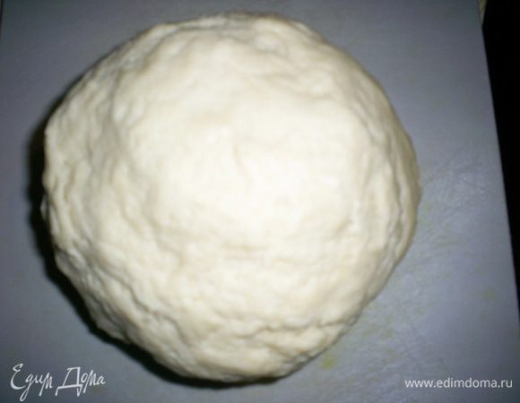 ...и замешиваем мягкое тесто. Муки может понадобиться немного больше. Ориентируйтесь по ситуации. Отделяем меньше трети теста, скатываем колбаску и отправляем ее в морозилку, остальное тесто пока ставим в холодильник.