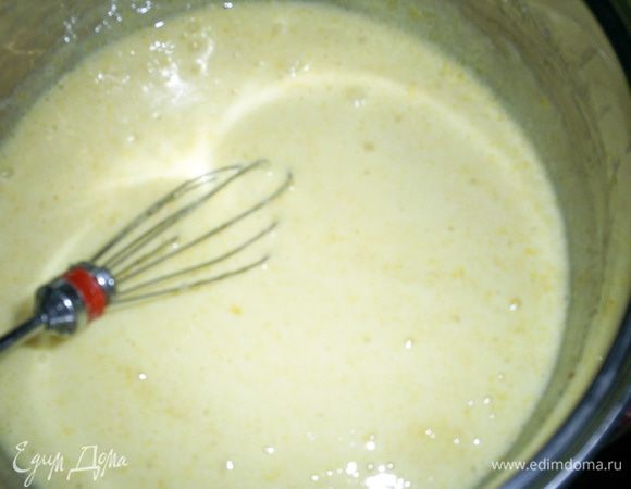 Тем временем яйца растираем с сахаром до побеления.