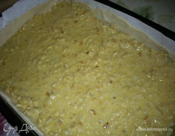 Выкладываем на тесто начинку.