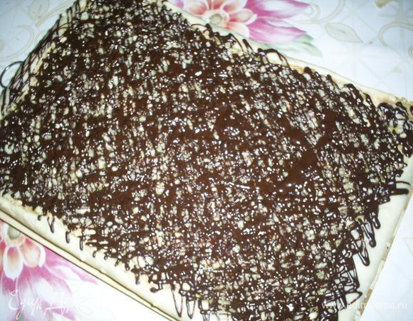 Охлажденный пирог покрываем шоколадной глазурью. Для этого шоколад растопить вместе с маслом. Я наполнила глазурью кондитерский мешок со срезанным кончиком и равномерно нанесла глазурь на пирог. Вы можете сварить свою любимую глазурь и нанести своим способом. Все в ваших руках.