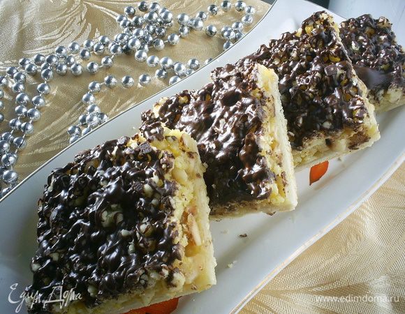 Даем глазури полностью остыть и затвердеть. Нарезаем пирог на порционные кусочки и наслаждаемся незабываемым вкусом. Пирог вкуснее полностью охлажденный или даже из холодильника. Приятного аппетита!!!