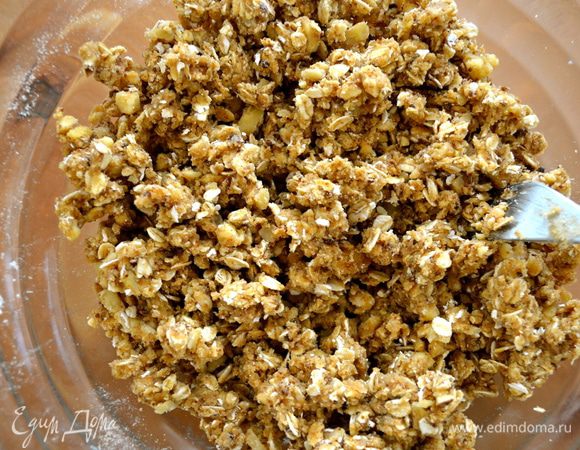 "Тесто"-присыпка приобретет вид влажных комочков.