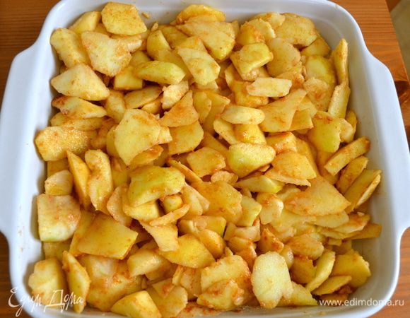Керамическую (в моем случае квадратную) форму для выпечки слегка смазать маслом. Выложить яблоки слоем и разровнять. 