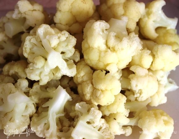 Залить кипятком, добавить соль и отварить до полуготовности, чтобы хрустела (примерно минут 5). Откинуть на дуршлаг и остудить.