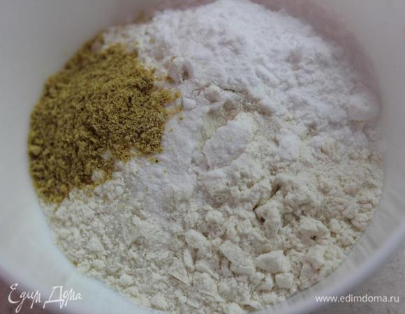 Приготовить кляр: смешать сухие ингредиенты - муку, крахмал, горчичный порошок, соль и сахар.