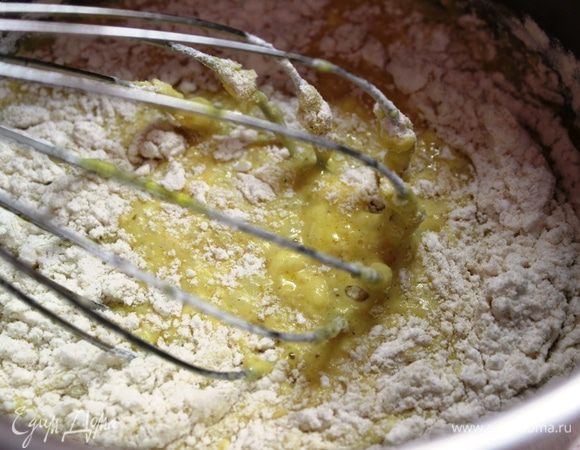 Взбить венчиком яйца, добавить сливки и сухую смесь...все хорошенько вымешать, чтобы не было комочков. Количество муки необходимо регулировать самим (у меня был стакан, граммы я указала приблизительно), возможно добавить еще сливки, чтобы кляр получился не совсем густым, но в то же время не стекал с кусочков капусты.