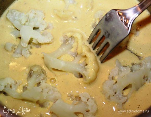 Рафинированное растительное масло налить в глубокую жаропрочную посуду (если нет специальной фритюрницы), очень хорошо разогреть (примерно до температуры 150 градусов. В это время небольшие соцветия капусты обмакнуть в кляр...