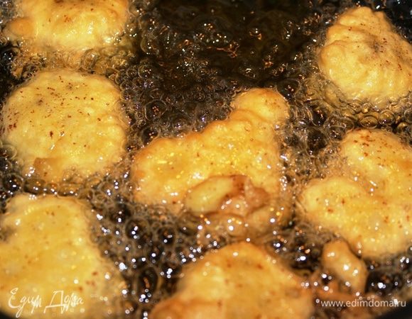 Минуты через 2 перевернуть соцветия, чтобы они обжарились равномерно со всех сторон.