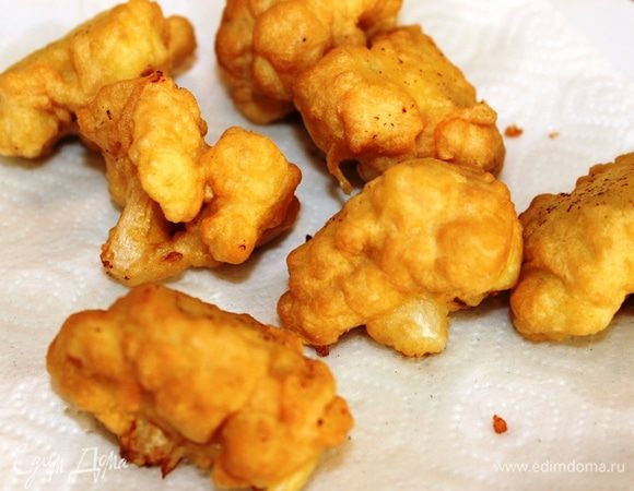 Как только станут золотистыми - выньте и выложите на бумажное полотенце, чтобы стекло лишнее масло.