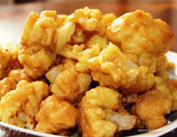 Выложить капусту на сервировочное блюдо и подавать к столу. Очень вкусно обмакивать эти кусочки в сметанный или горчичный соусы. Угощайтесь!