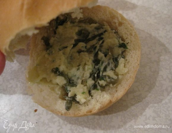 Эту массу закладываем в нижнюю часть булочки. Ставим зубочистки или шпажки, чтобы из булочки сделать открытую ракушку.