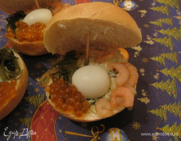 Выкладываем морские дары: посередине - перепелиное яйцо (жемчужина). По краям морская капуста (морские растения), креветки и красная икра горбуши.