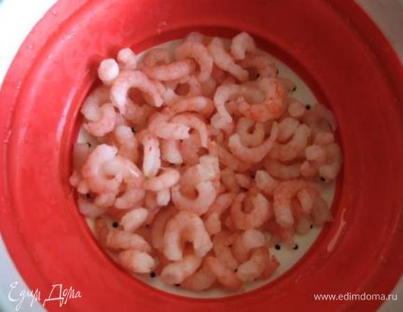 Креветки разморозить, промыть, откинуть на дуршлаг.