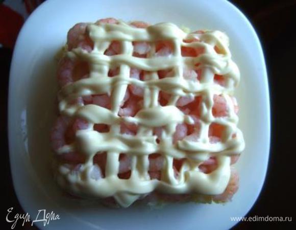 Затем оставшиеся креветки и на них майонез.