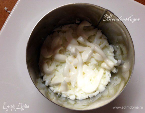 Отварить яйца – ровно 10 минут после закипания воды (не больше, чтобы желтки не посерели). Охладить под холодной водой, почистить от скорлупы. Разрезать на пополам  и разделить на белки и желтки. Белок натереть на крупной терке и выложить на блюдо. Разровнять и немного смазать домашним  майонезом, приготовленным по этому рецепту http://www.edimdoma.ru/retsepty/57293-domashniy-mayonez.